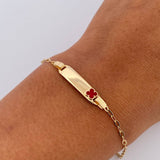 Pulso Bebé Cajon Trebol Rojo 1.45gr / 13.5cm-14.5cm / 1.6mm Placa Rectangular Curva Oro Amarillo 18K $