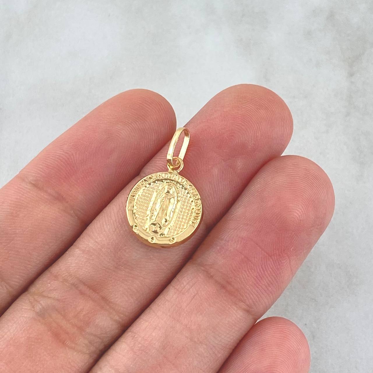 Dije Virgen Guadalupe 0.8gr / 2cm / Lisa - Circulo Texturizado Oro Amarillo 18K ©