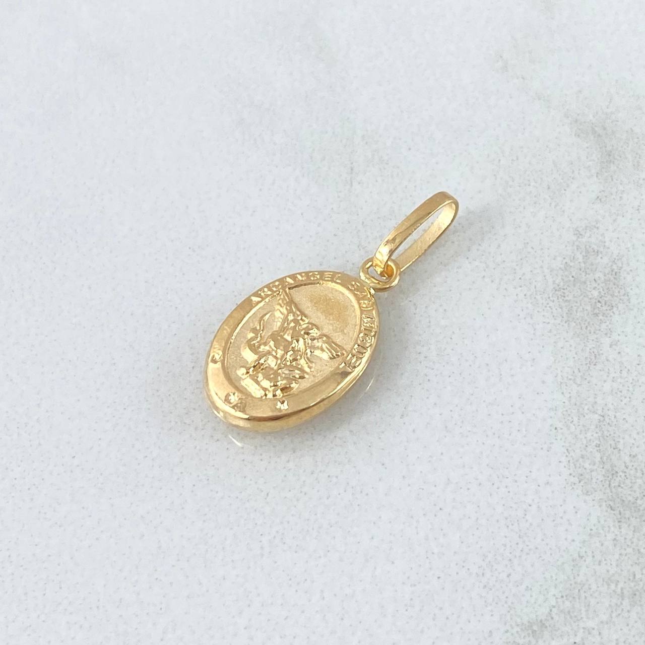 Dije San Miguel 0.7gr / 2cm / Lisa - Circulo Texturizado Oro Amarillo 18K ©