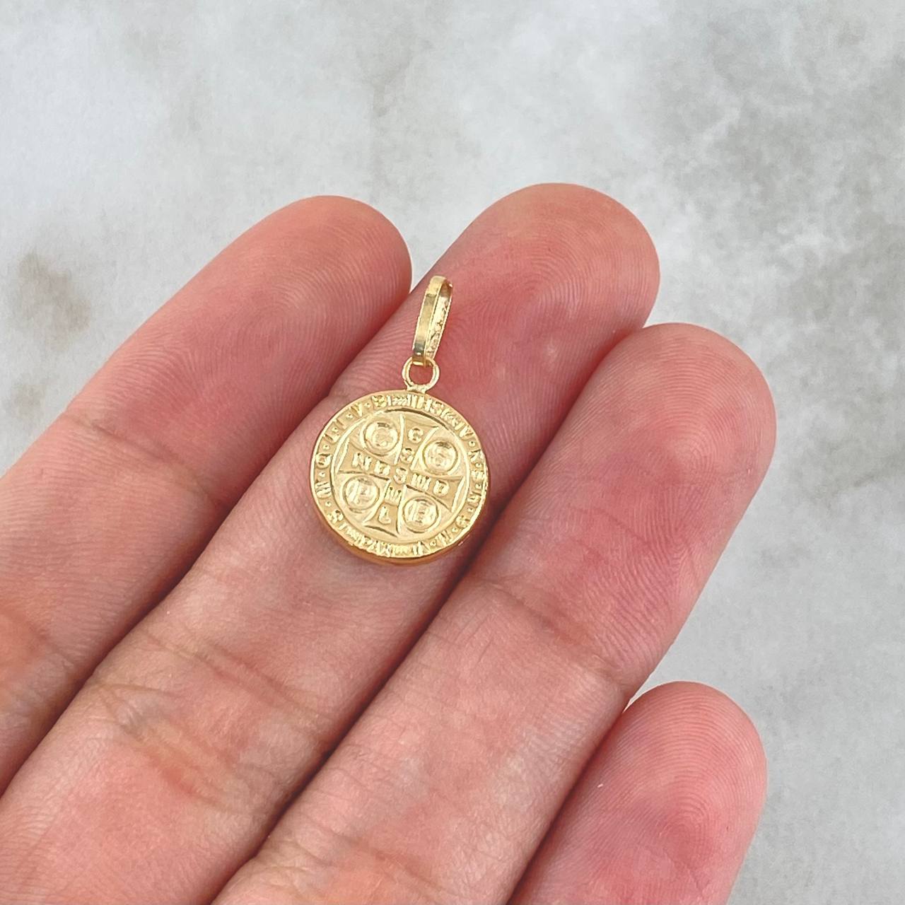 Dije San Benito 1.15gr / 2cm / Mate-Liso-Circular Oro Amarillo 18K ©