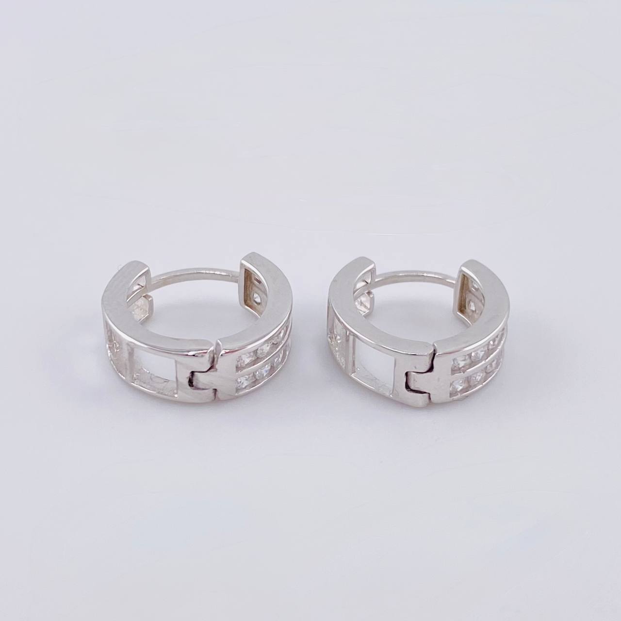 Candongas Doble Carril Basteado 2.55 g / 1 cm Oro Blanco 18K