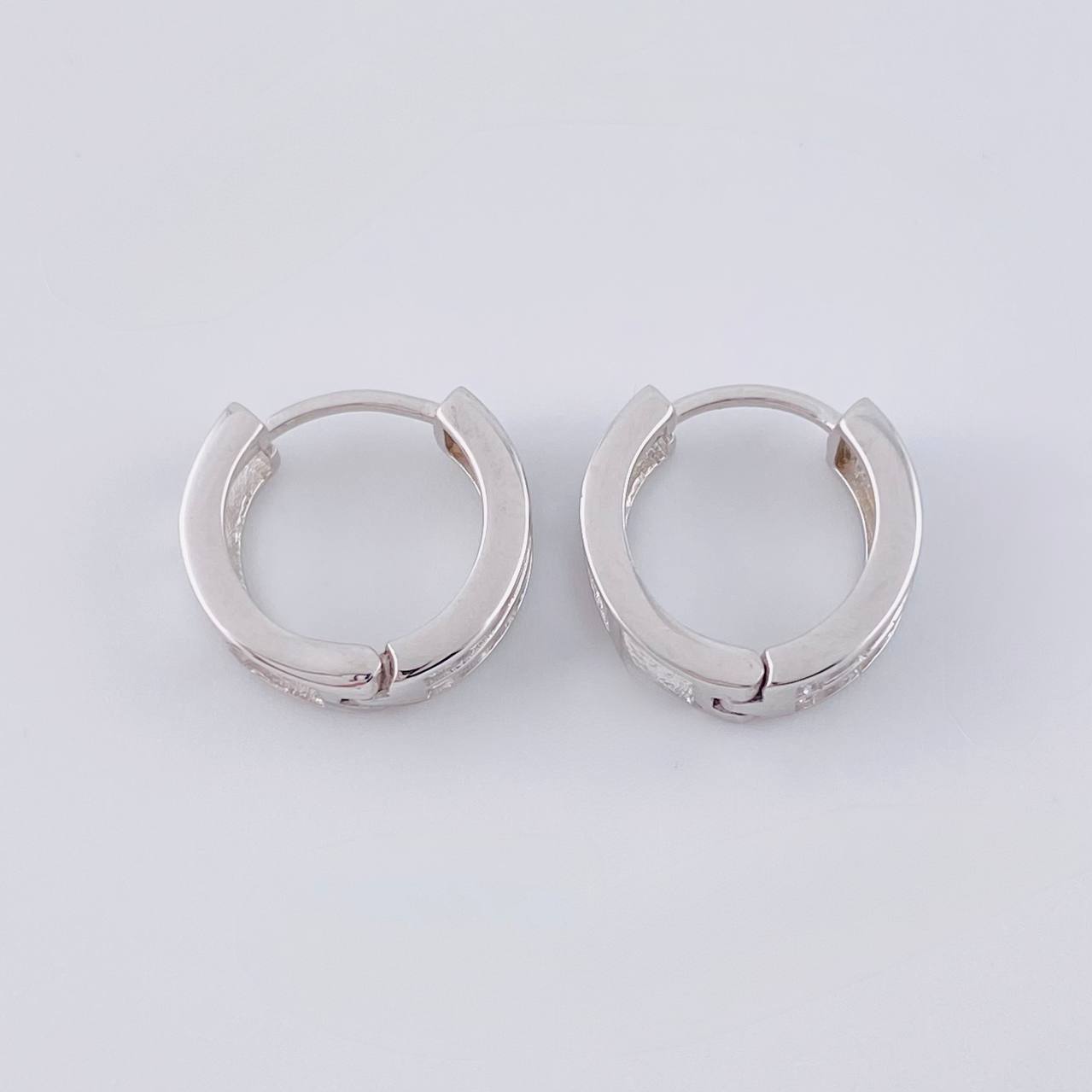 Candongas Doble Carril Basteado 2.65 g / 1 cm Oro Blanco 18K