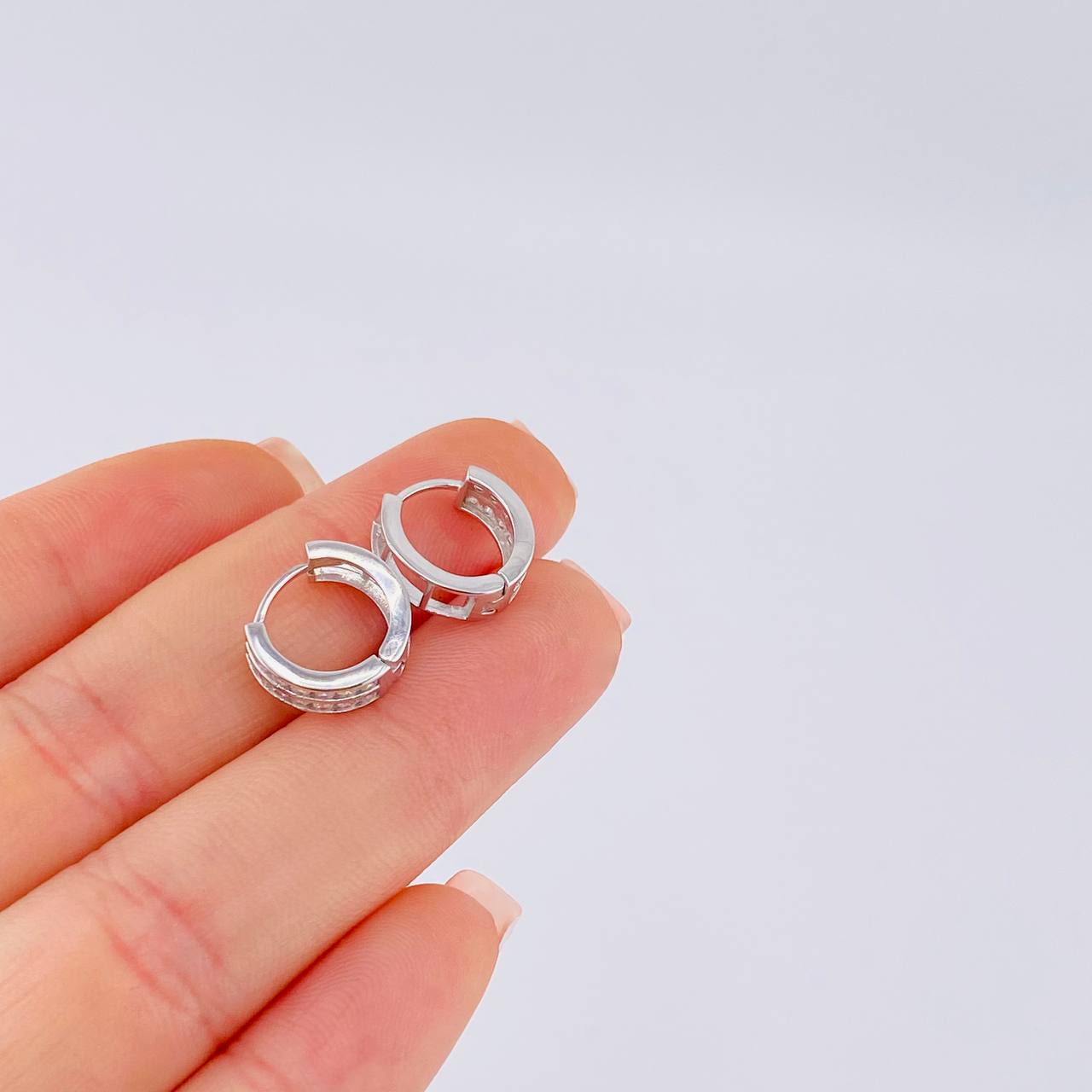 Candongas Doble Carril Basteado 2.6 g / 1 cm Oro Blanco 18K