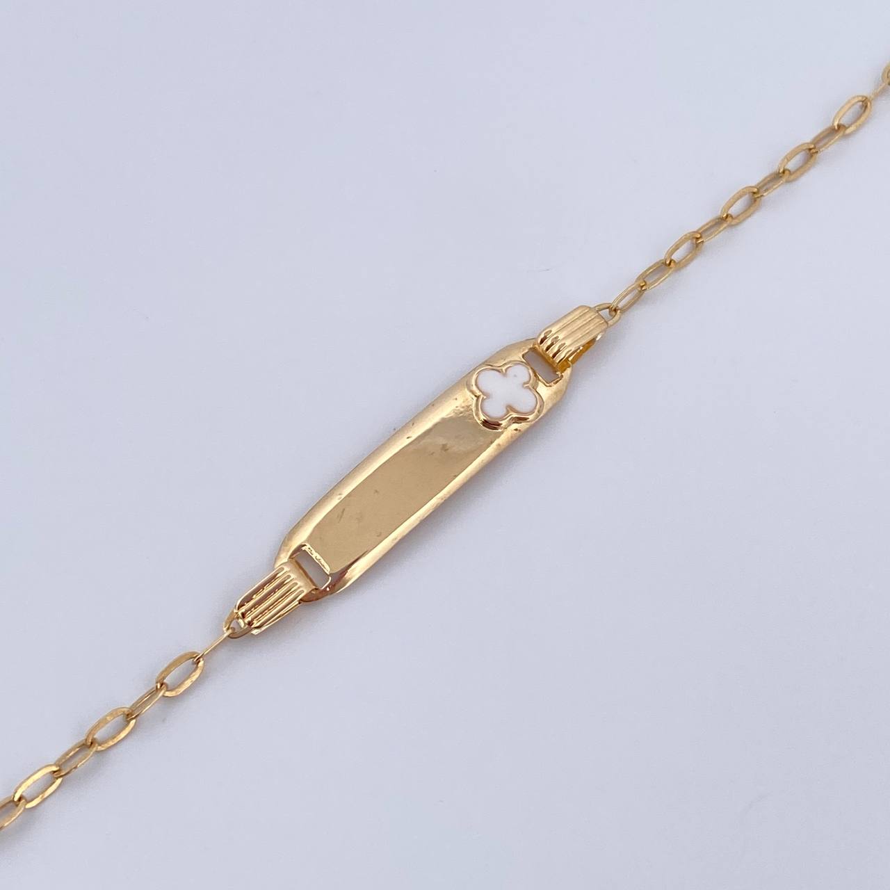 Pulso Bebé Cajon Trebol Blanco 1.4gr / 13cm-14.3cm / 1.6mm Placa Rectangular Curva Oro Amarillo 18K $