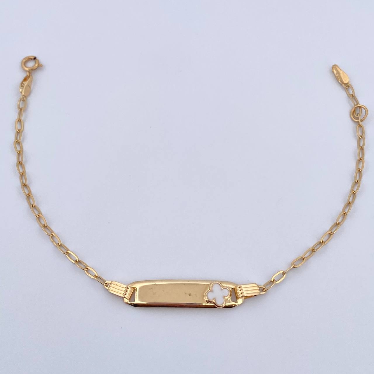 Pulso Bebé Cajon Trebol Blanco 1.4gr / 13cm-14.3cm / 1.6mm Placa Rectangular Curva Oro Amarillo 18K $