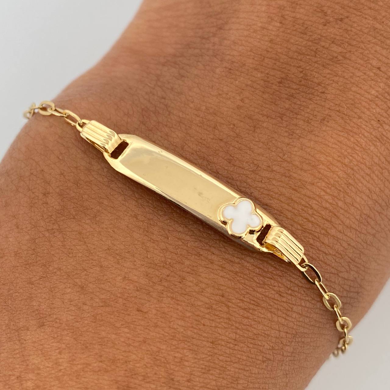 Pulso Bebé Cajon Trebol Blanco 1.4gr / 13cm-14.3cm / 1.6mm Placa Rectangular Curva Oro Amarillo 18K $