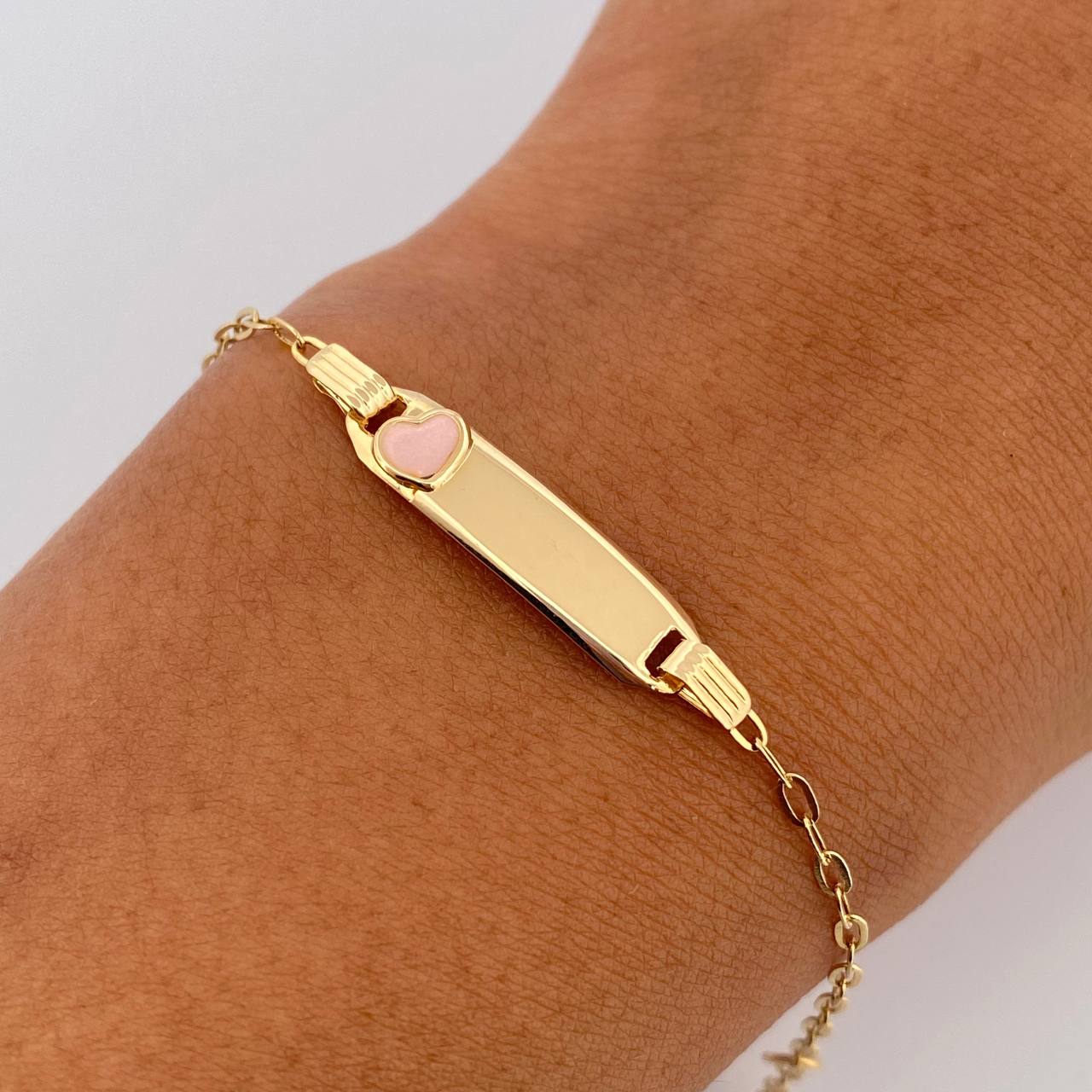 Pulso Bebé Cajon Corazon Rosado 1.4gr / 13.2cm-14.5cm / 1.5mm Placa Rectangular Curva Oro Amarillo 18K &