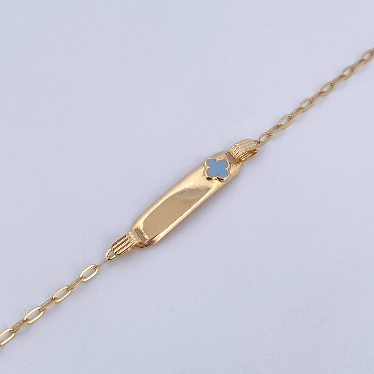 Pulso Bebé Cajon Trebol Celeste 1.4gr / 13.4cm-14.5cm / 1.6mm Placa Rectangular Curva Oro Amarillo 18K $