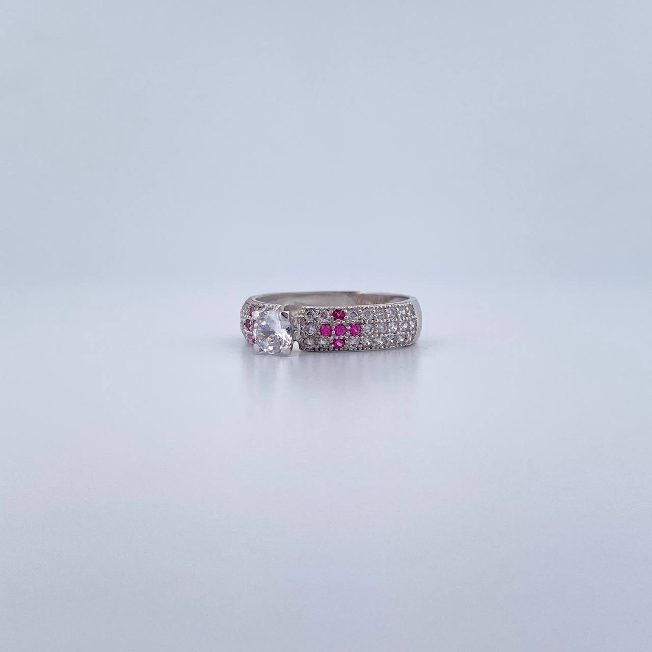 Anillo Solitario 2.9gr / T6 3/4 / Circones Fucsias Blancos Oro Blanco 18K &