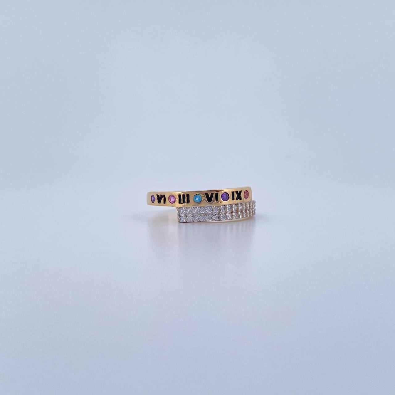 Anillo Fecha Romana 2.45gr / T6 1/2 / Circones Rosados Morados Azules Blancos Dos Oros Amarillo Blanco 18K &