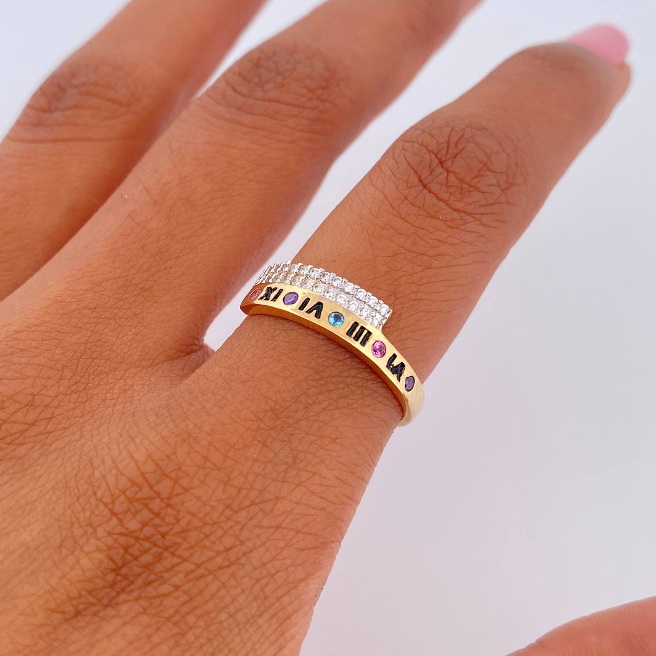 Anillo Fecha Romana 2.45gr / T6 1/2 / Circones Rosados Morados Azules Blancos Dos Oros Amarillo Blanco 18K &