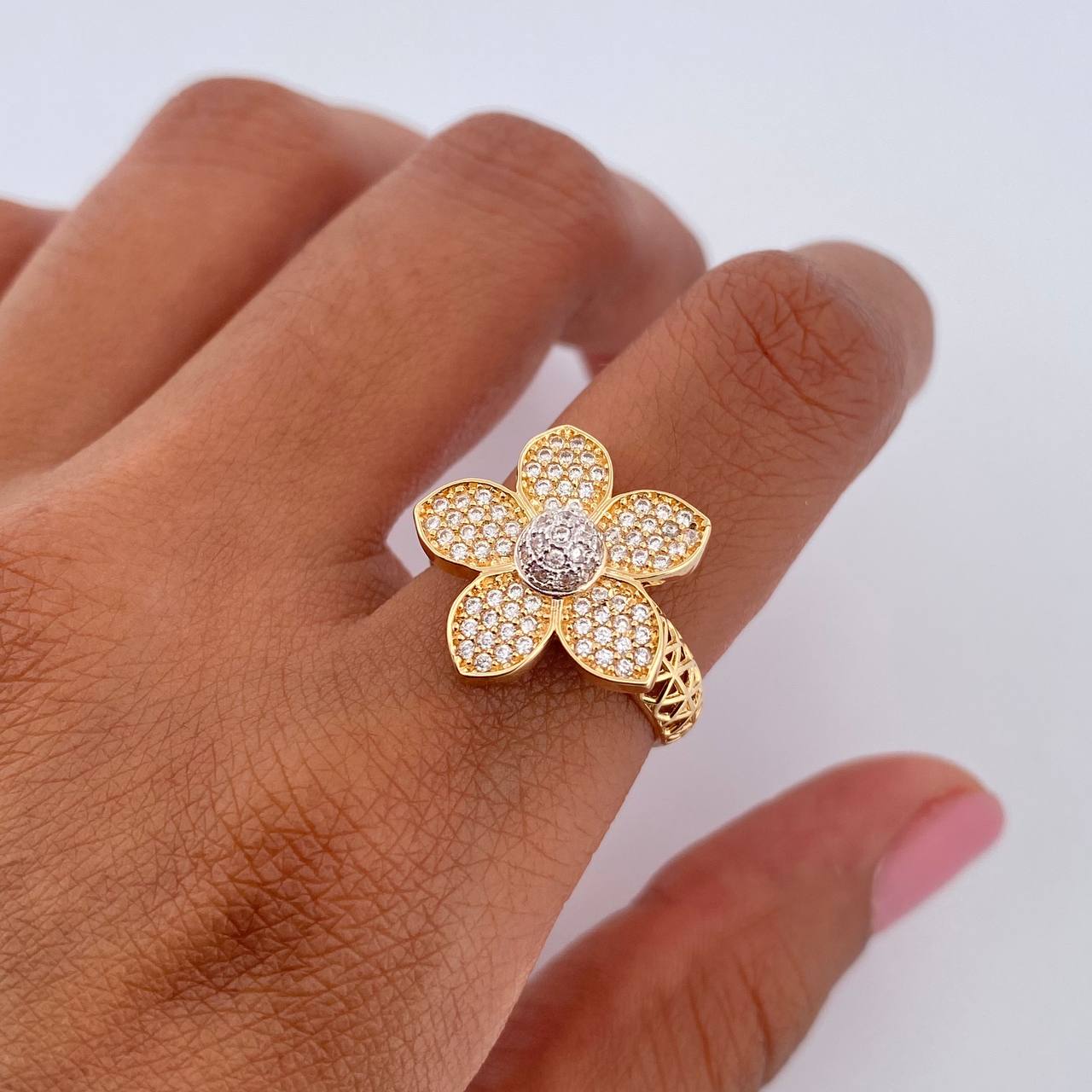 Anillo Flor Sakura 3.5gr / T5 3/4 / Circones Blancos Dos Oros Amarillo Blanco 18K &