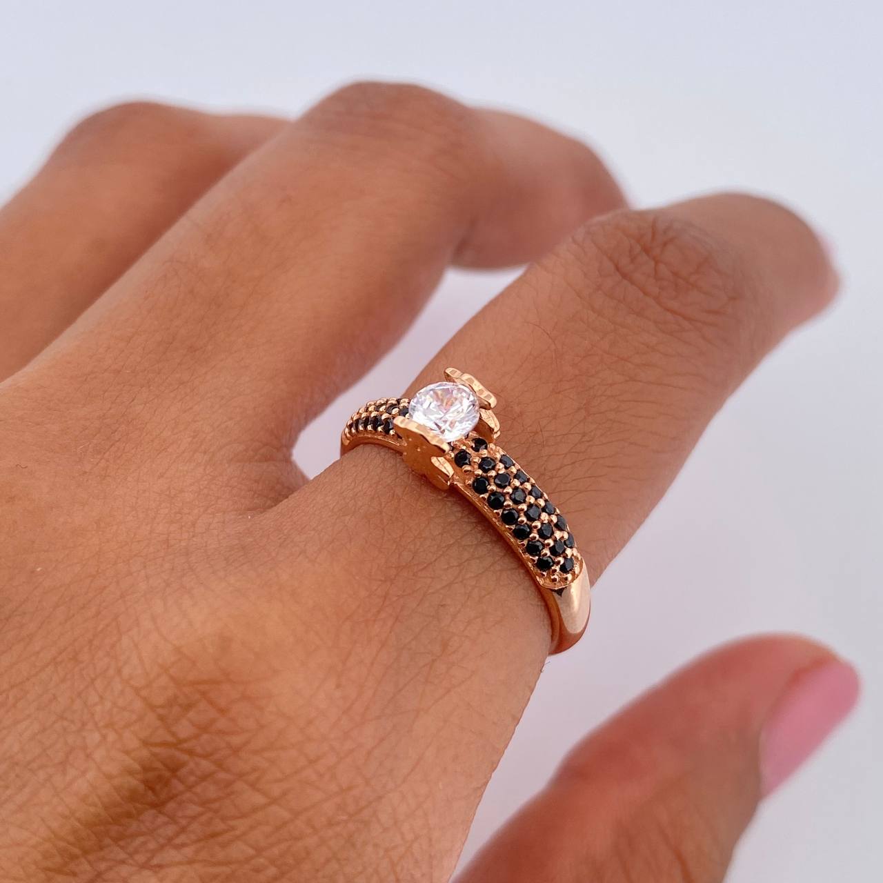 Anillo Solitario Oso Ts 2.05gr / T6 / Circones Blanco Negros Oro Rosa 18K &