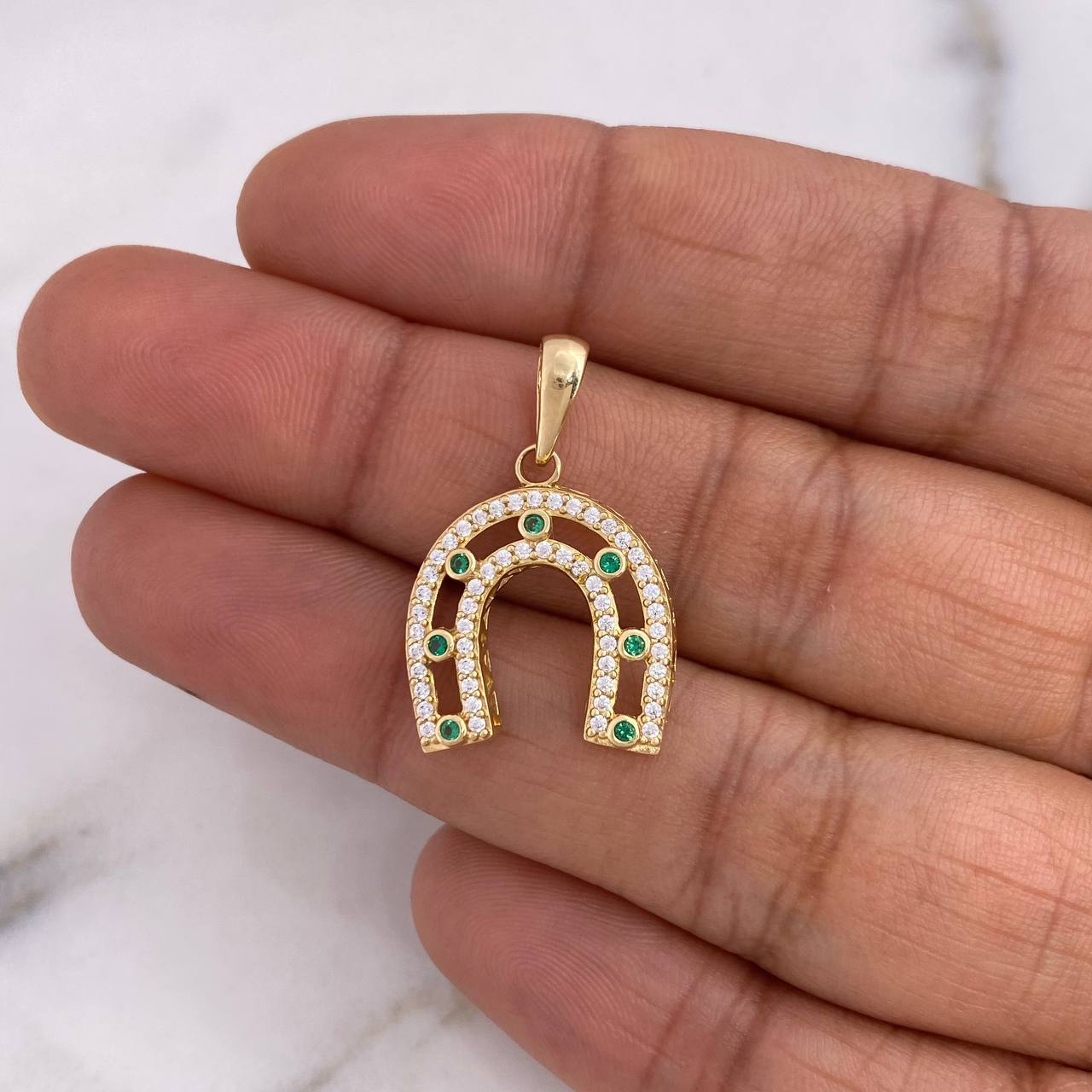 Dije Herradura  1.95gr / 2.3cm / Circones Blancos Verdes Oro Amarillo 18K &