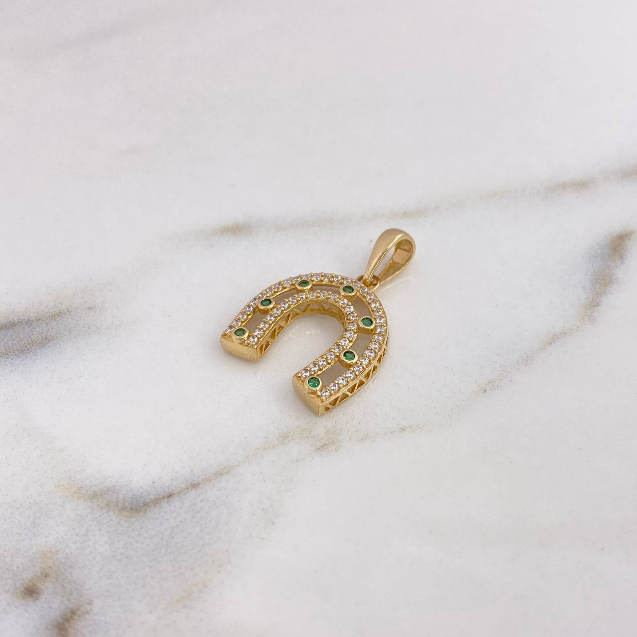 Dije Herradura  1.95gr / 2.3cm / Circones Blancos Verdes Oro Amarillo 18K &