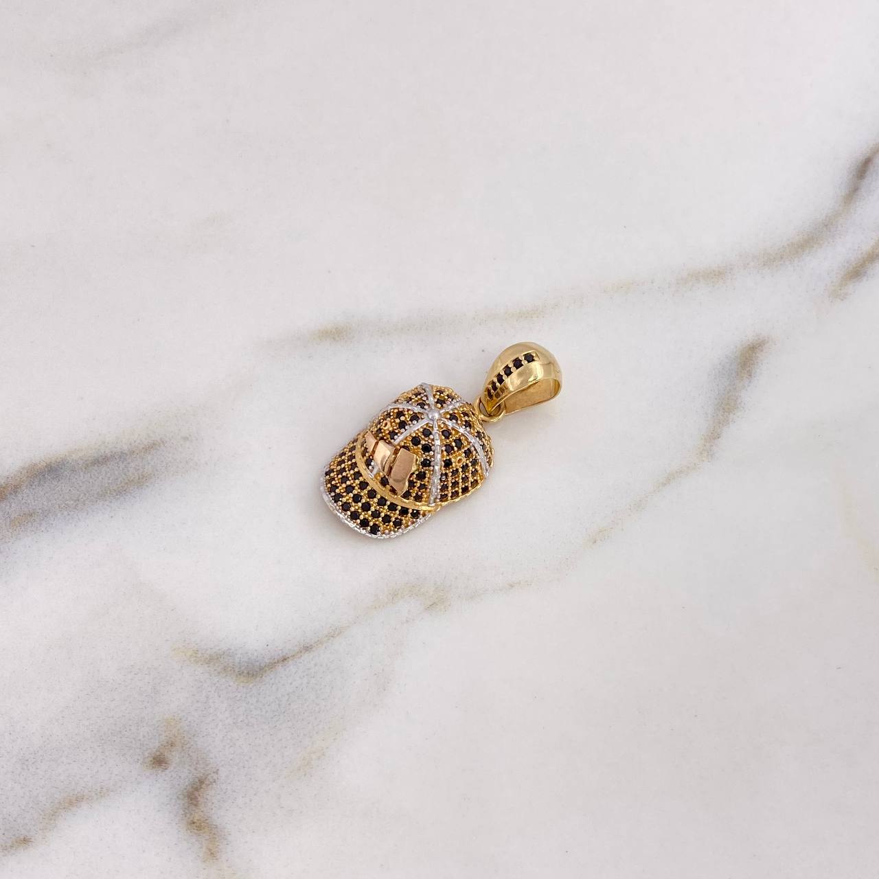 Dije Gorra AD 4.55gr / 2.9cm / Circones Negros Tres Oros 18K $