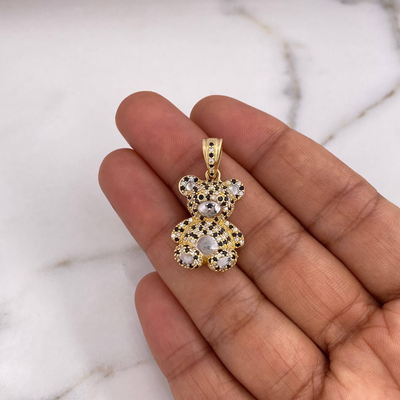 Dije Oso 4.85gr / 3cm / Circones Blancos Negros Dos Oros Amarillo Blanco 18K $