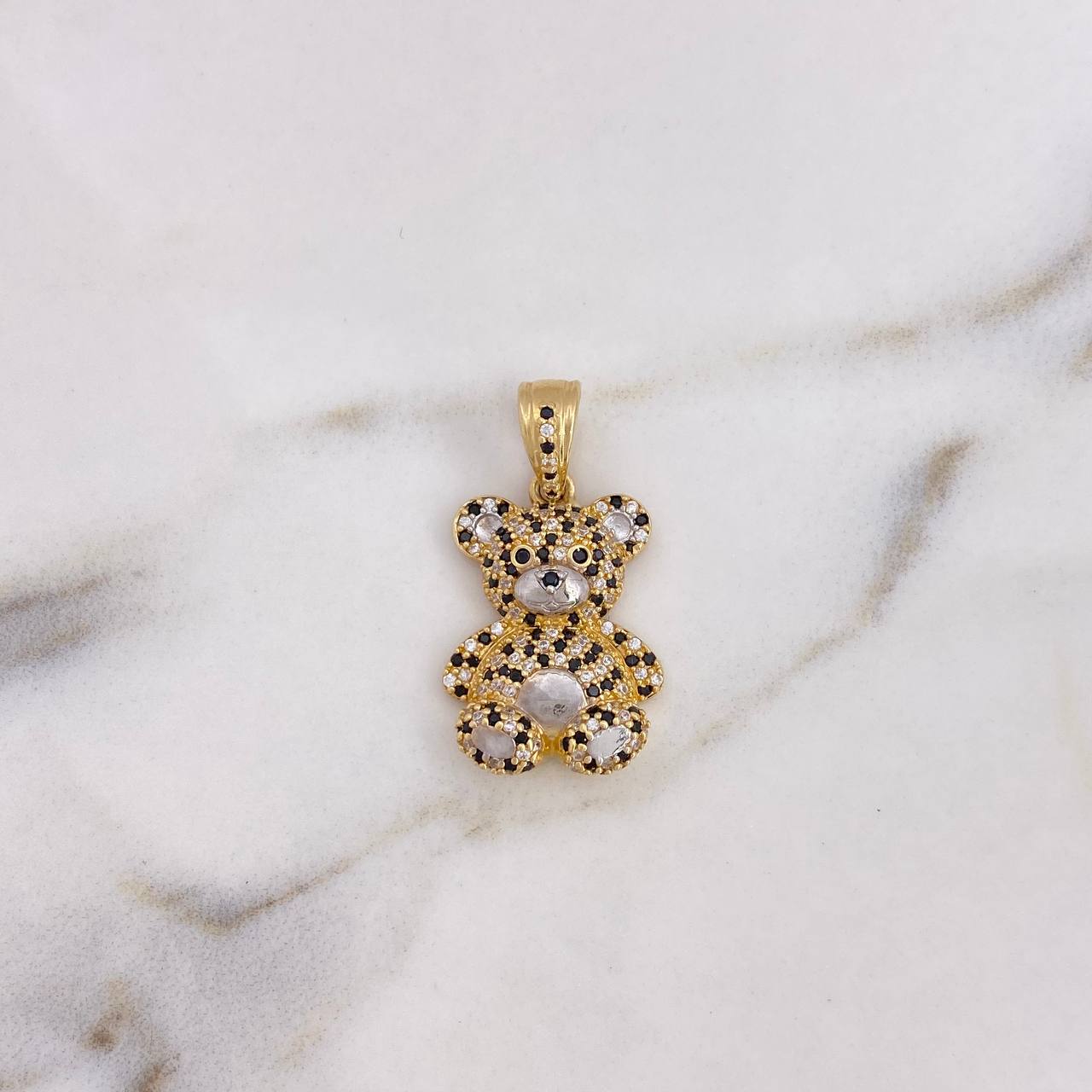 Dije Oso 4.85gr / 3cm / Circones Blancos Negros Dos Oros Amarillo Blanco 18K $