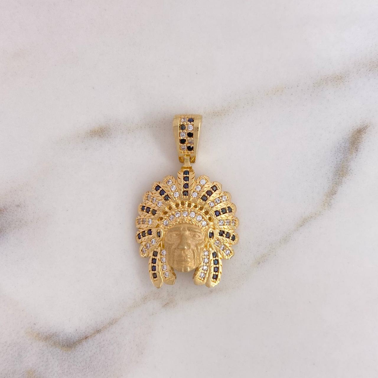 Dije Indio 5gr / 3cm / Circones Blancos Negros Oro Amarillo 18K #