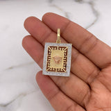 Dije Medusa 6.5gr / 3.8cm / Circones Blancos Tres Oros 18K $