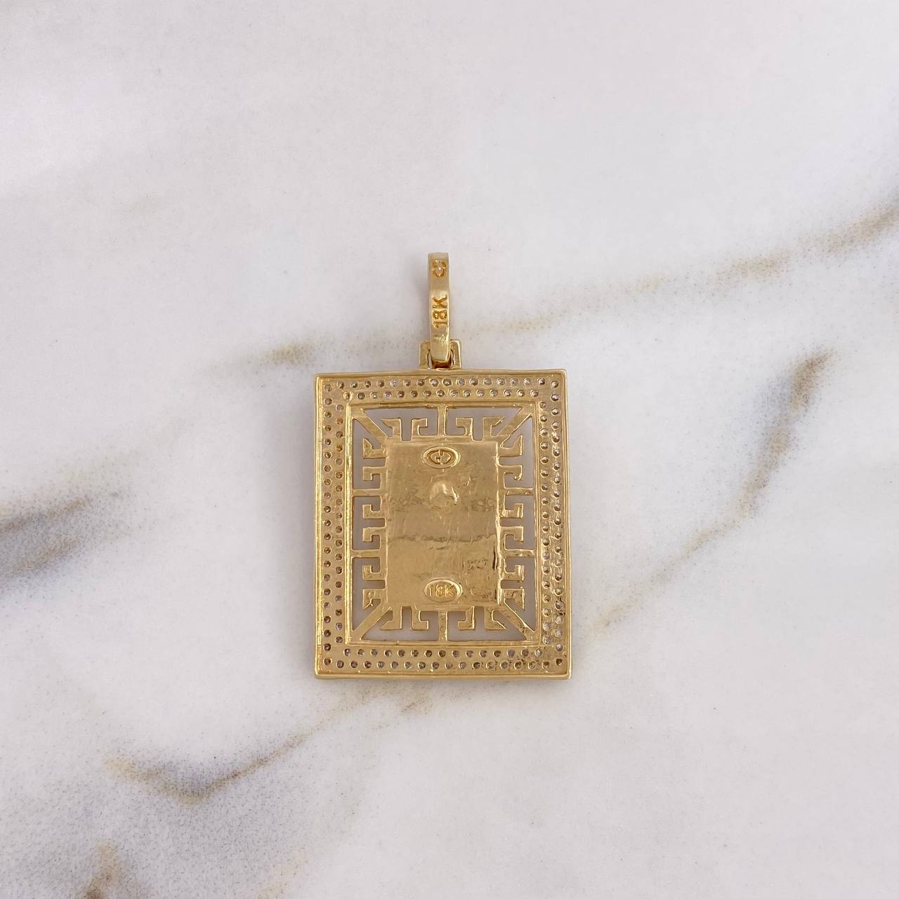 Dije Medusa 6.5gr / 3.8cm / Circones Blancos Tres Oros 18K $