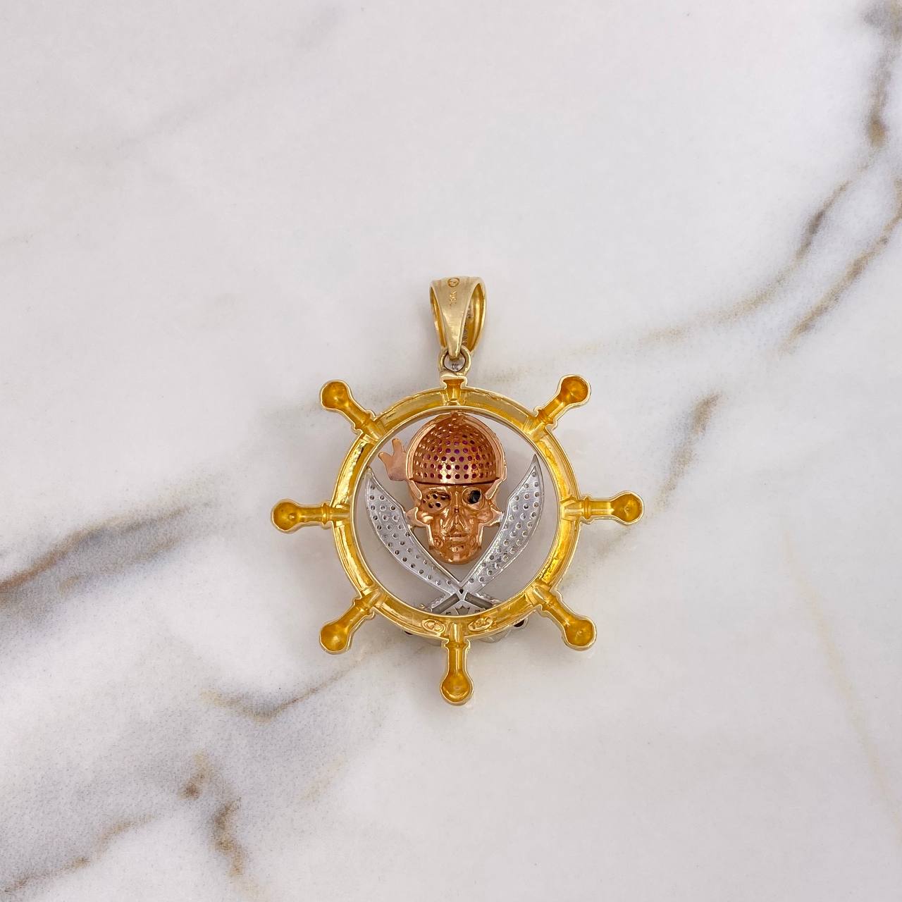 Dije Timon Calavera Pirata 14.65gr / 5.4cm / Circones Blancos-Negros-Fucsias Tres Oros 18K $