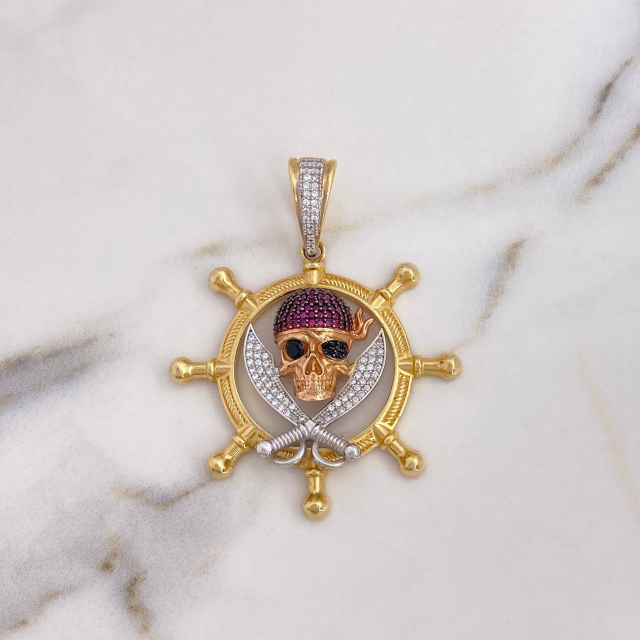 Dije Timon Calavera Pirata 14.65gr / 5.4cm / Circones Blancos-Negros-Fucsias Tres Oros 18K $