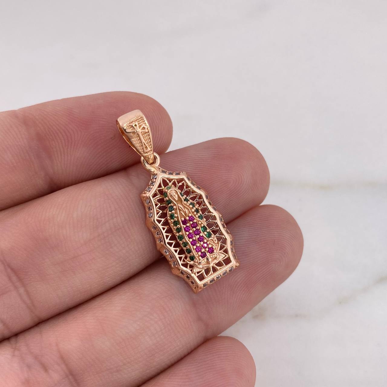 Dije Virgen Guadalupe 3.25gr / 3.2cm / Circones Blancos-Verdes-Fucsias Oro Rosa 18K $