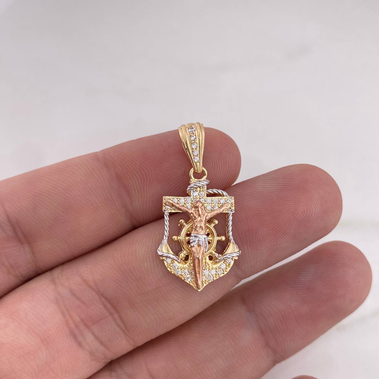Dije Ancla Cristo Timon 3.55gr / 3cm / Circones Blancos Tres Oros 18K $