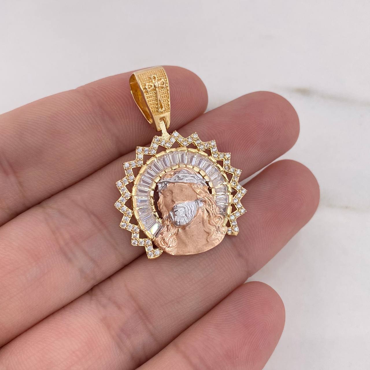 Dije Rostro Cristo 8gr / 3.7cm / Circones Blancos Tres Oros 18K &