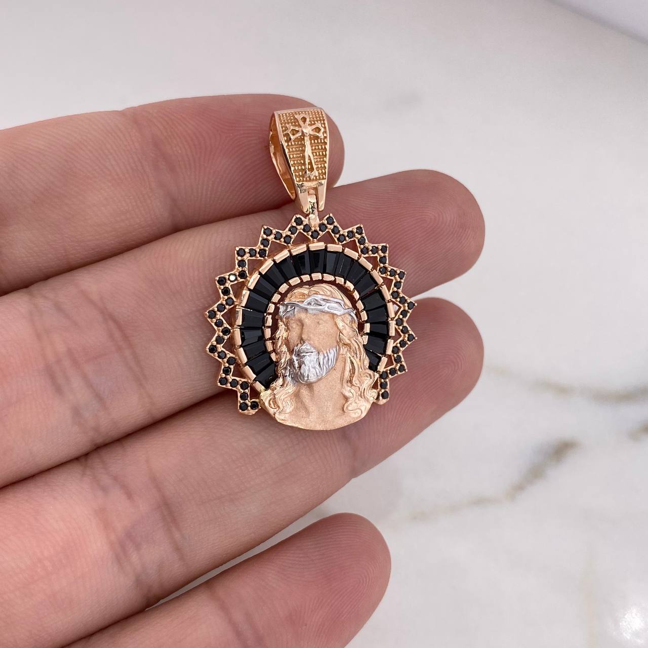 Dije Rostro Cristo 7.65gr / 3.7cm / Circones Negros Dos Oros Blanco Rosa 18K &