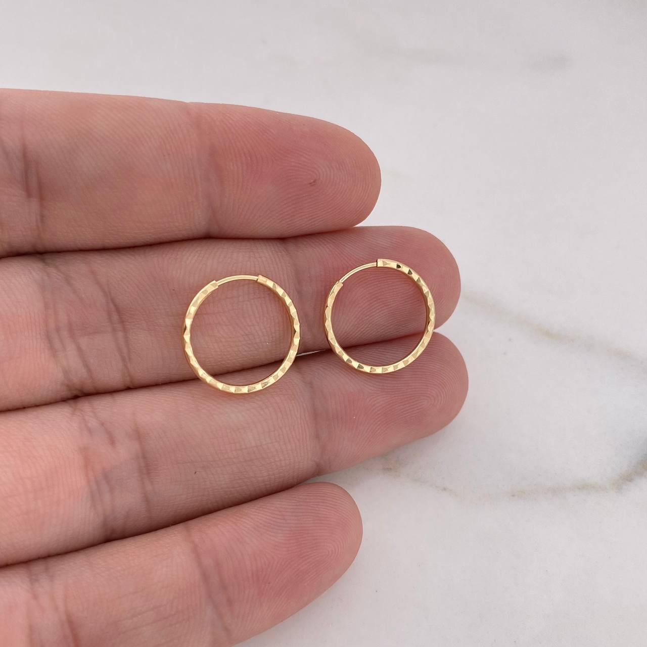 Candongas Aro Rayado 0.7gr / 1.5cm / Diamantada Oro Amarillo 18K &