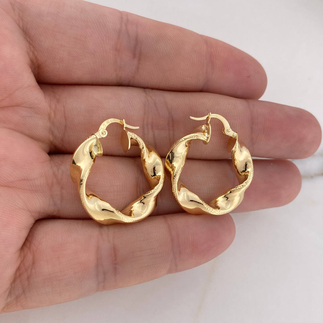 Candongas Demi 4.8gr / 2.8cm / Flor Punteada Oro Amarillo 18K &