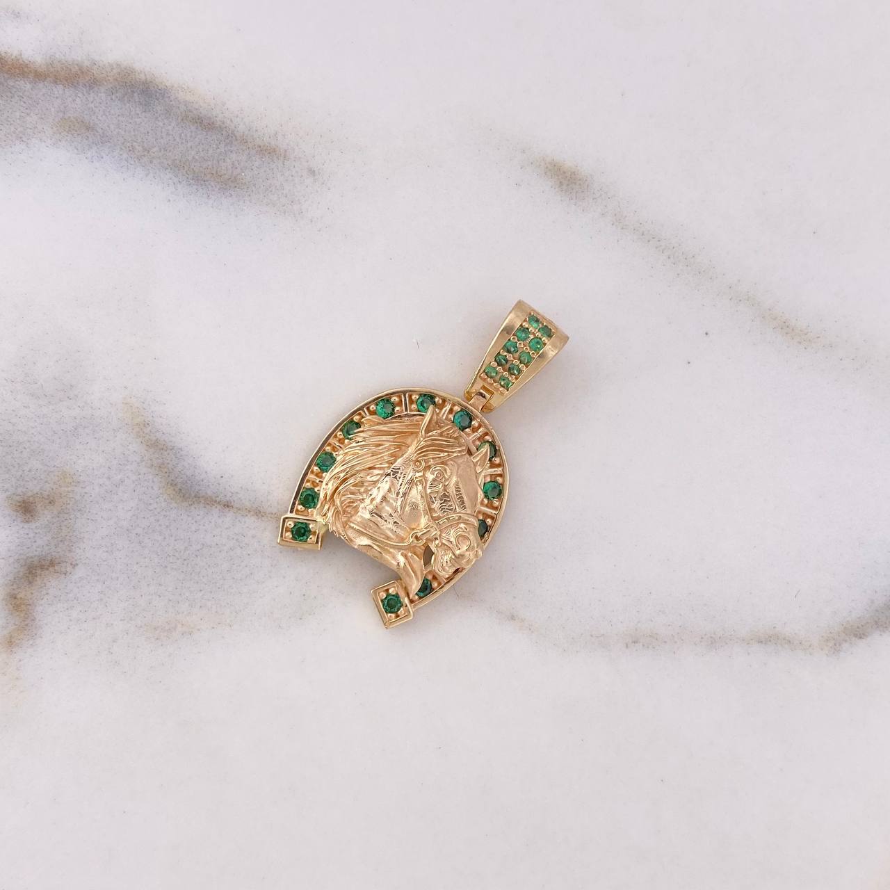Dije Herradura Caballo 4.5gr / 2.6cm / Circones Verdes Oro Amarillo 18K #