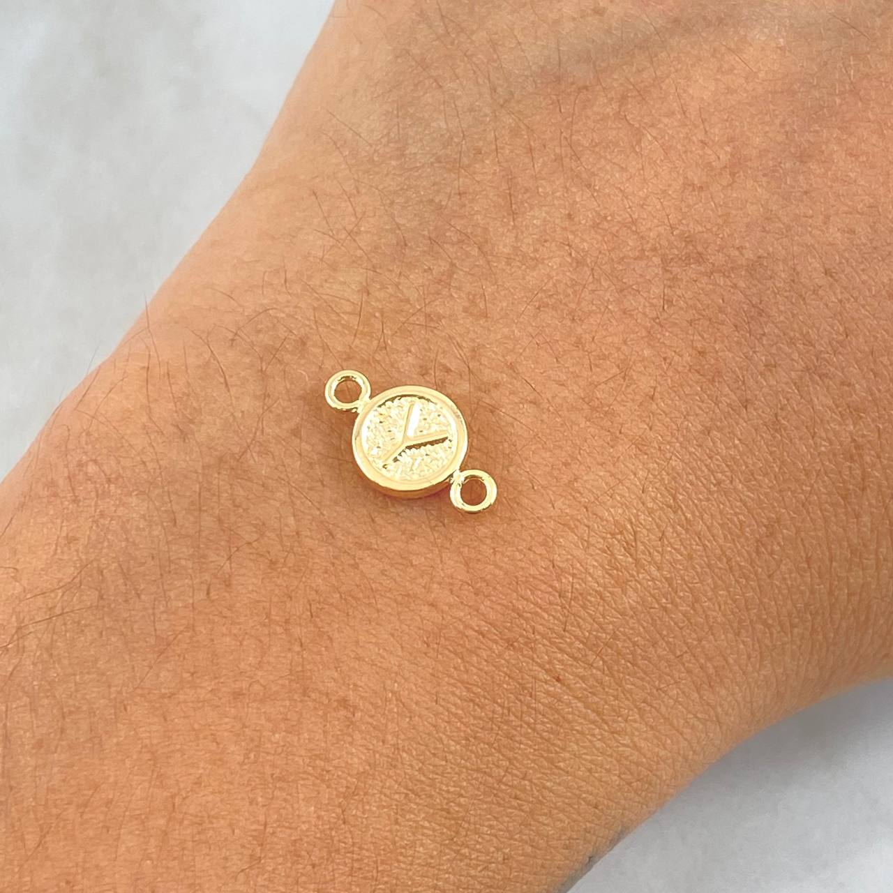 Herraje Letra Y 0.4gr / 1.5cm / Circulo Texturizado Rustico Oro Amarillo 18K