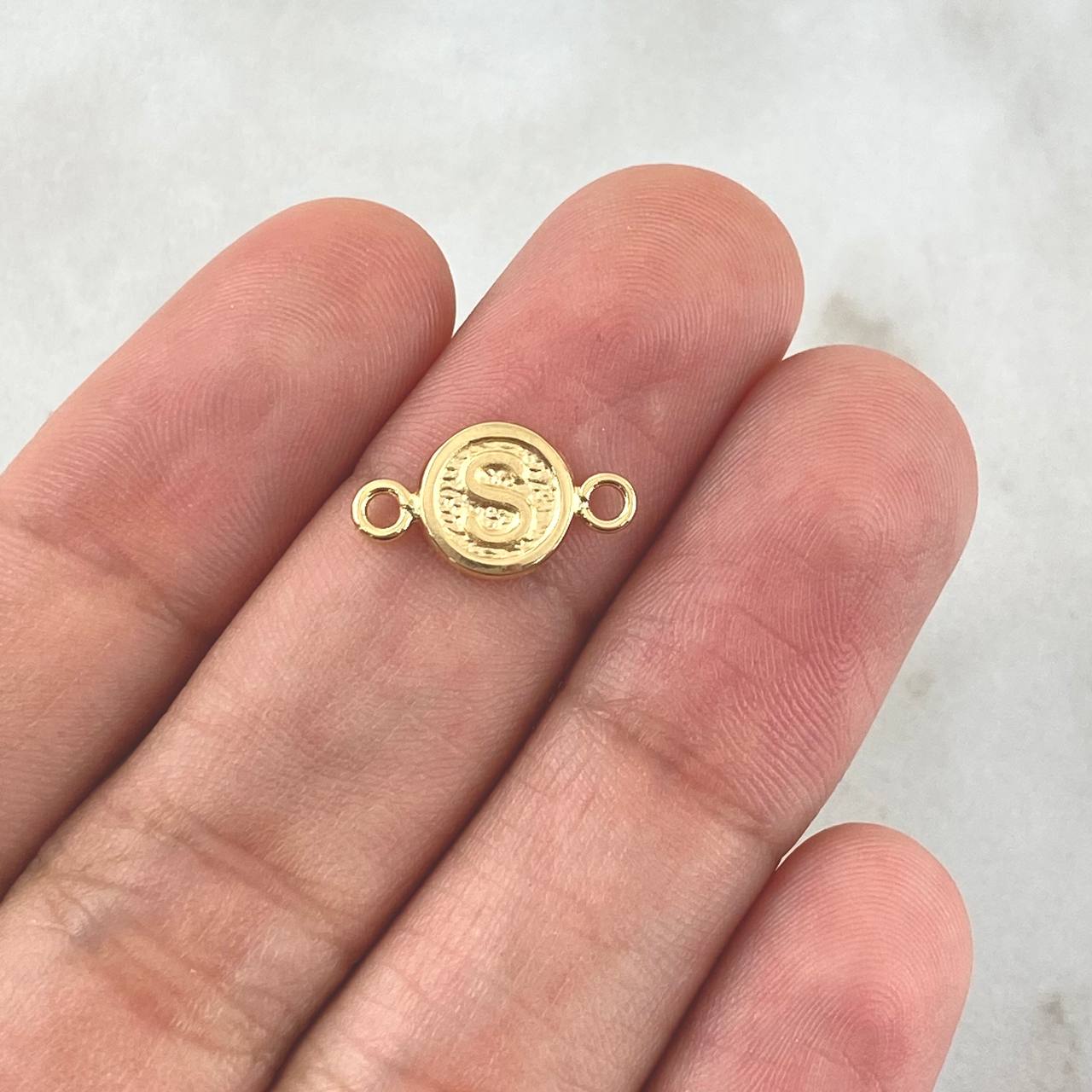 Herraje Letra S 0.35gr / 1.5cm / Circulo Texturizado Rustico Oro Amarillo 18K