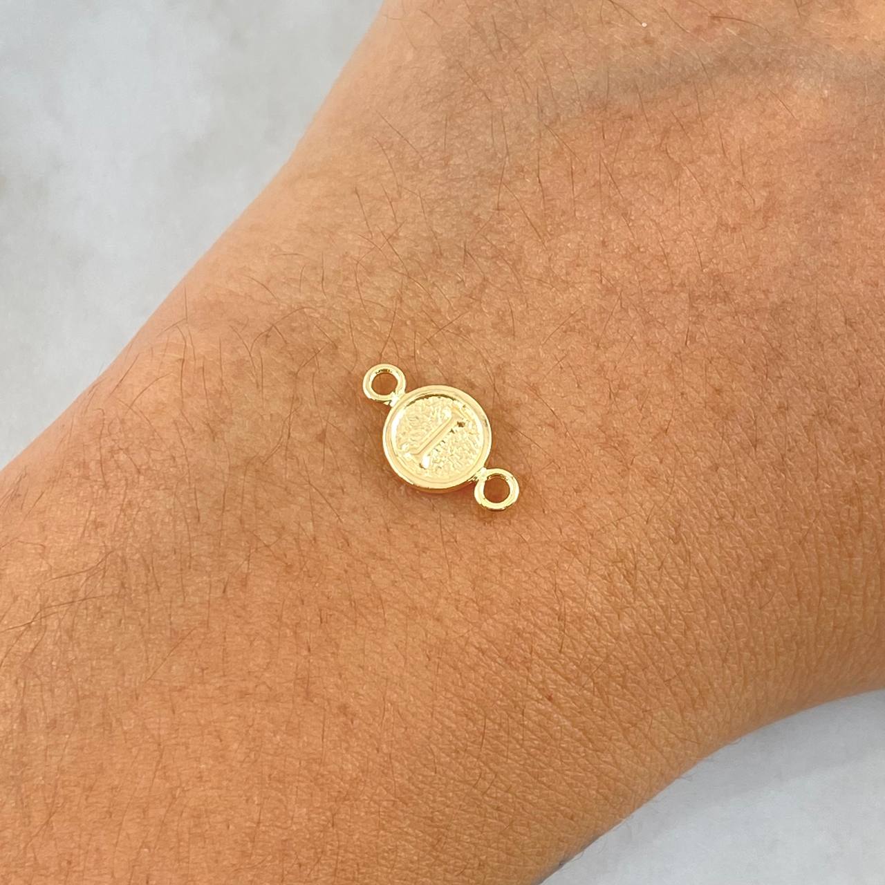 Herraje Letra I 0.35gr / 1.5cm / Circulo Texturizado Rustico Oro Amarillo 18K