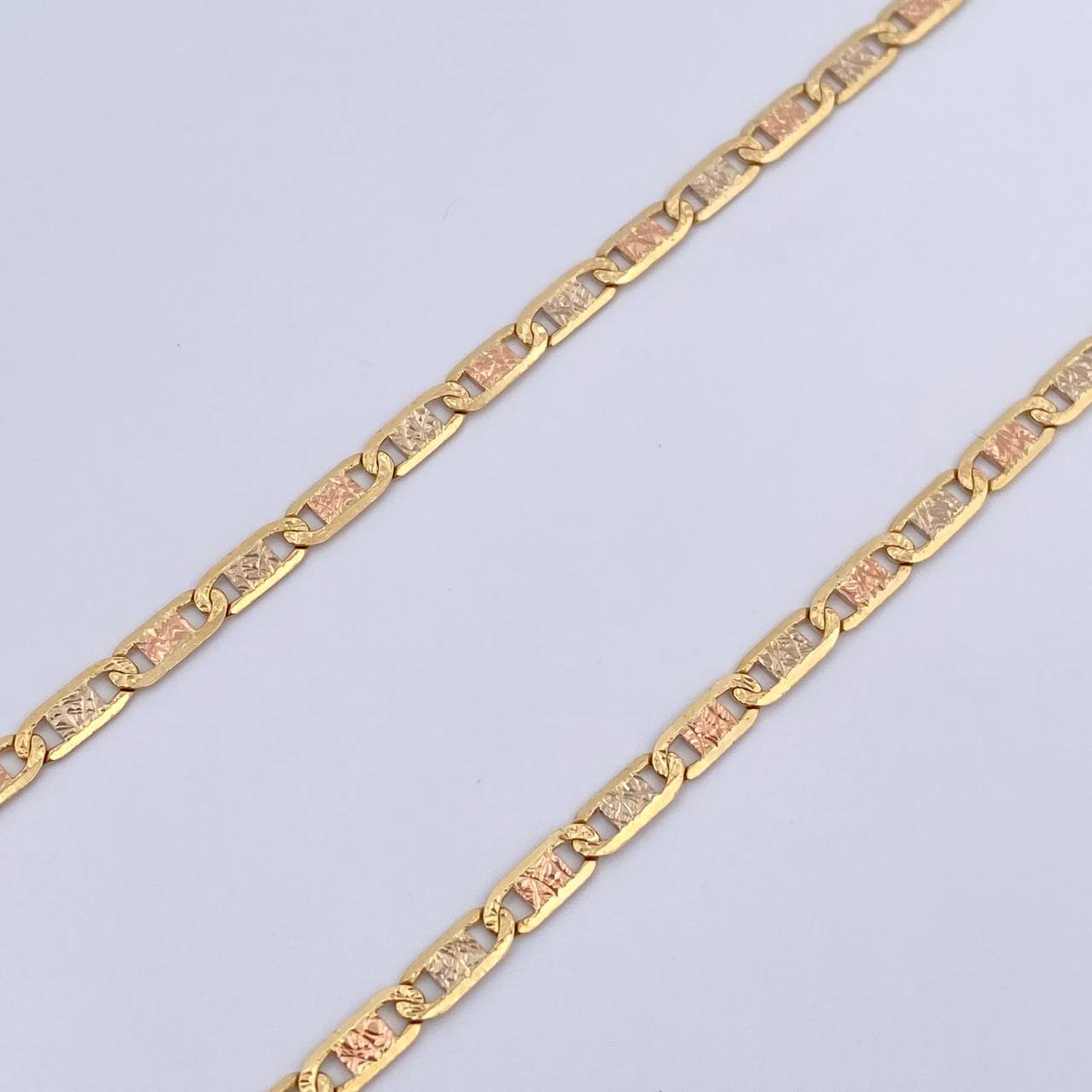 Cadena Escalera Plana 10gr / 54.4cm / 2.9mm Diamantada Tres Oros +3 18K $