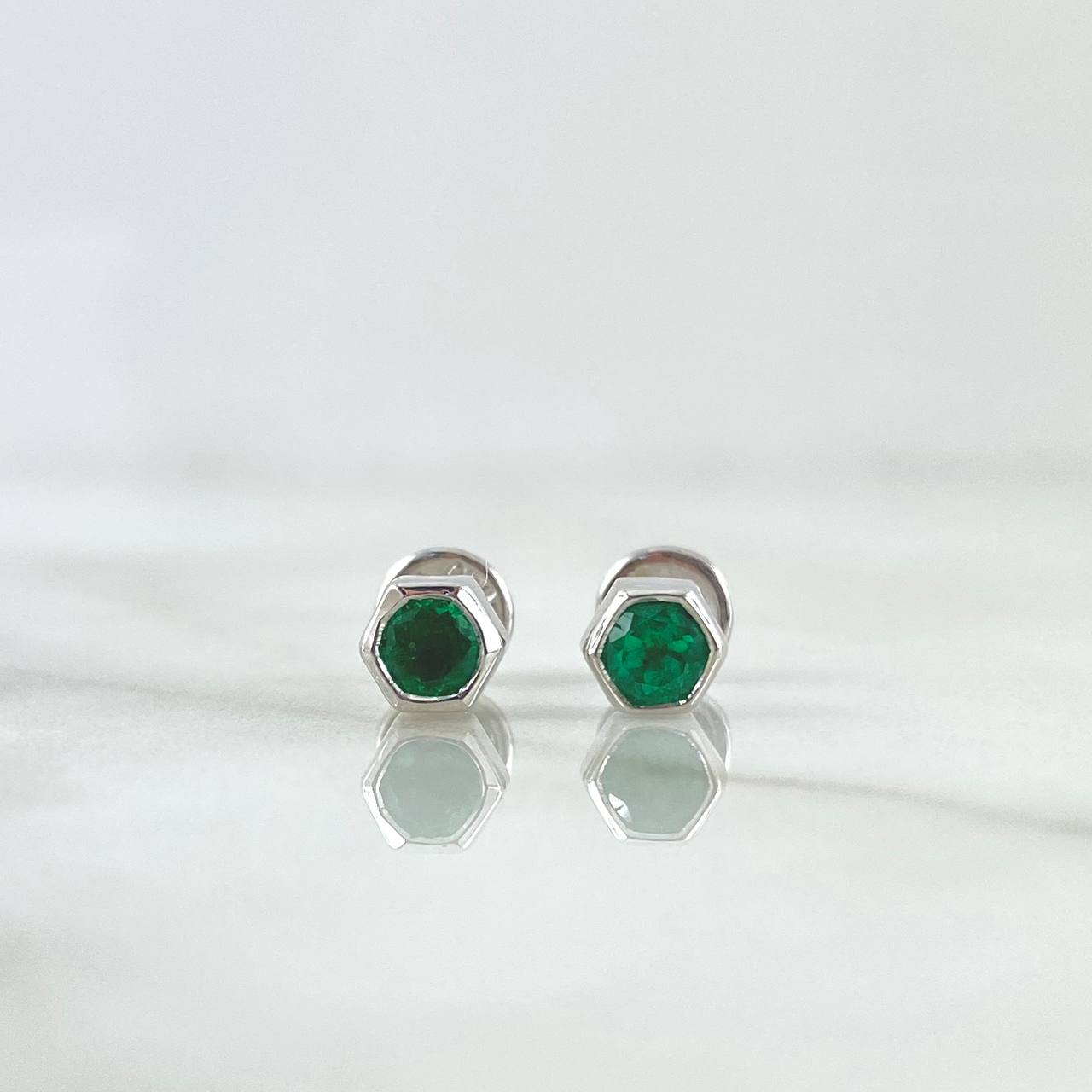 Topos Piedra Base Hexagonal 1.9gr / 6mm Esmeraldas 66Pts Oro Blanco 18K (Joya)