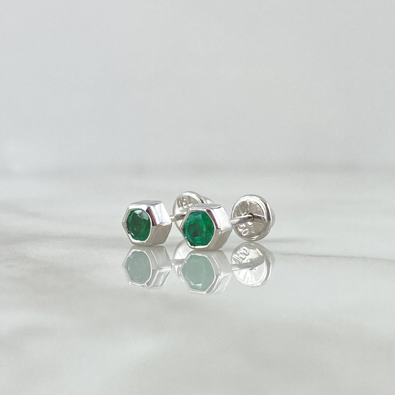 Topos Piedra Base Hexagonal 1.9gr / 6mm Esmeraldas 66Pts Oro Blanco 18K (Joya)