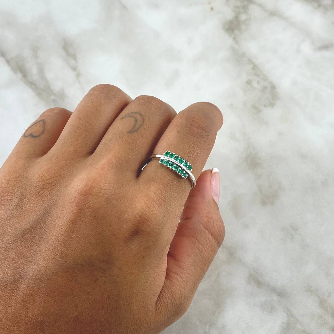 Anillo Rama Linea Doble 2.5gr / T7 1/2 / Esmeraldas 37pts Oro Blanco 18K (Joya) *