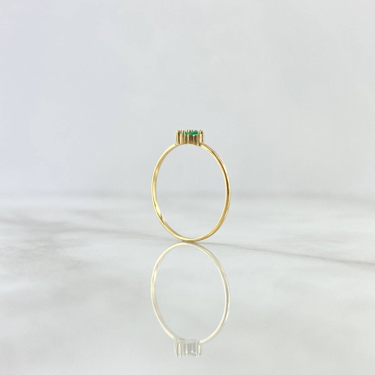 Anillo Floreado 0.9gr / T7 1/4 / Esmeraldas 13pts Oro Amarillo 18K (Joya) *