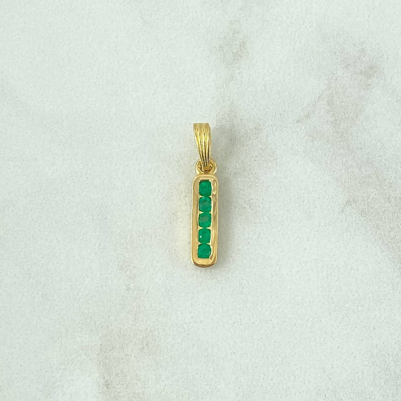 Dije Carril Recto 1.35gr / 2.1cm / Esmeraldas 19pts Oro Amarillo 18K (Joya) *