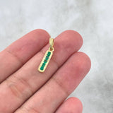 Dije Carril Recto 1.35gr / 2.1cm / Esmeraldas 19pts Oro Amarillo 18K (Joya) *