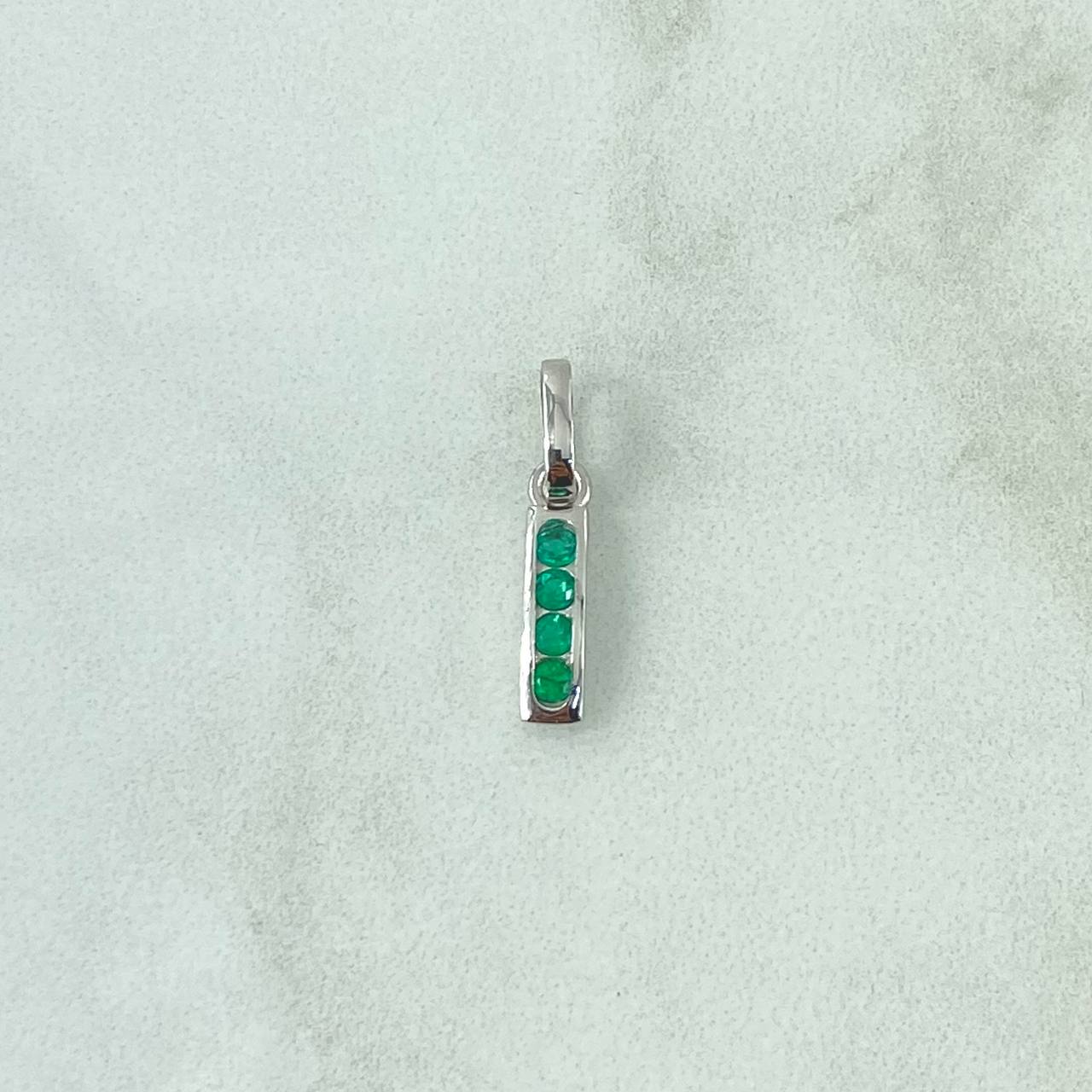 Dije Carril Curvo 0.95gr / 2cm / Esmeraldas 15pts Oro Blanco 18K (Joya) *