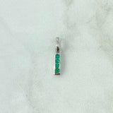 Dije Carril Curvo 0.95gr / 2cm / Esmeraldas 15pts Oro Blanco 18K (Joya) *