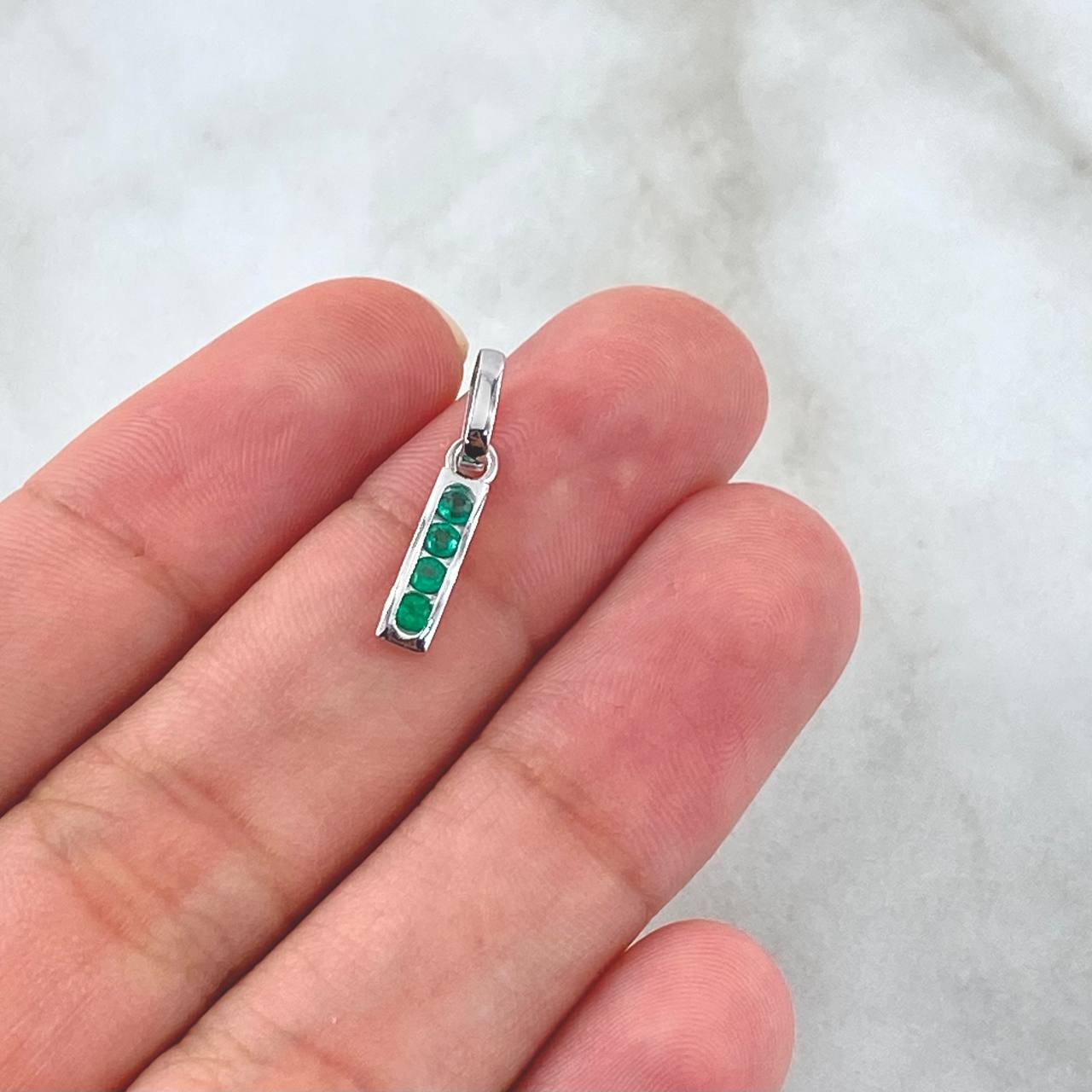 Dije Carril Curvo 0.95gr / 2cm / Esmeraldas 15pts Oro Blanco 18K (Joya) *