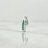 Dije Carril Curvo 0.95gr / 2cm / Esmeraldas 15pts Oro Blanco 18K (Joya) *