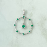 Dije Aro Colgante 2.95gr / 3.5cm / Esmeraldas 55pts Oro Blanco 18K (Joya) *