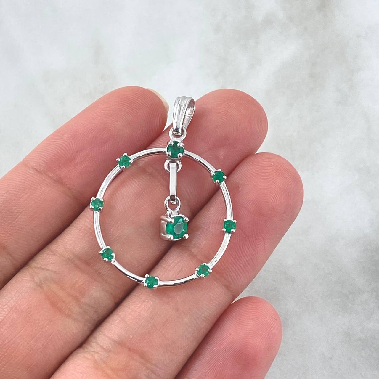 Dije Aro Colgante 2.95gr / 3.5cm / Esmeraldas 55pts Oro Blanco 18K (Joya) *